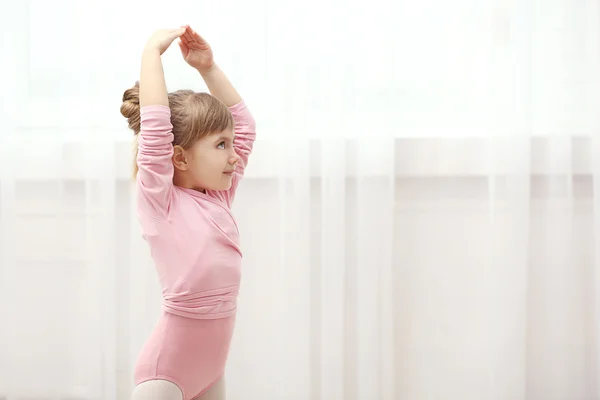 Schattig meisje in roze leotard — Stockfoto