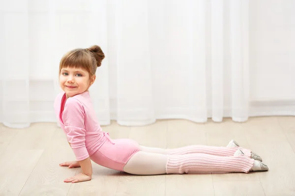 Linda chica en maillot rosa — Foto de Stock