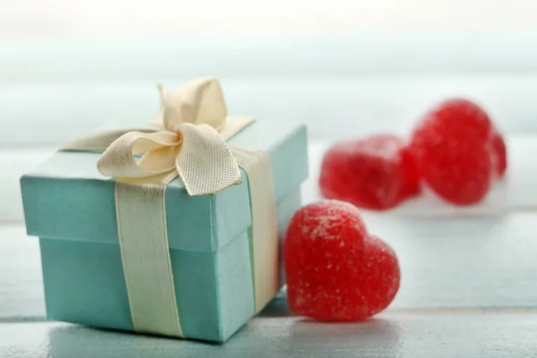Confezione regalo e gelatina cuori — Foto Stock