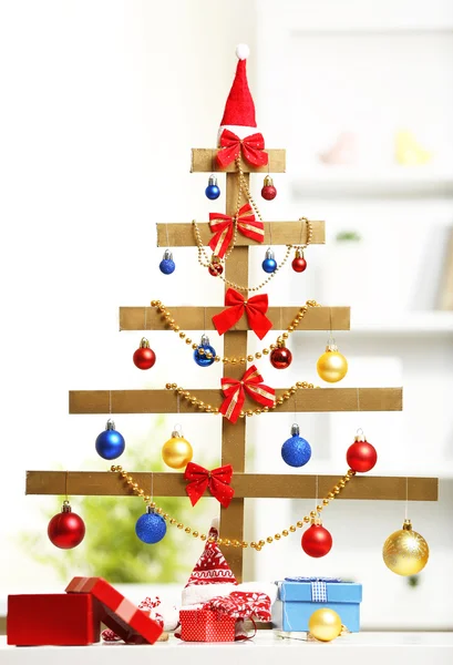 Árvore de Natal artesanal e presentes — Fotografia de Stock