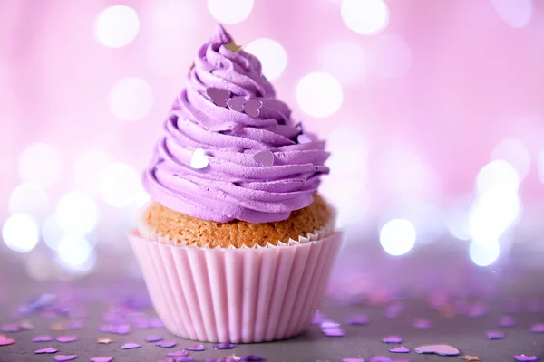 Кекс з фіолетовою кремовою глазур'ю — стокове фото