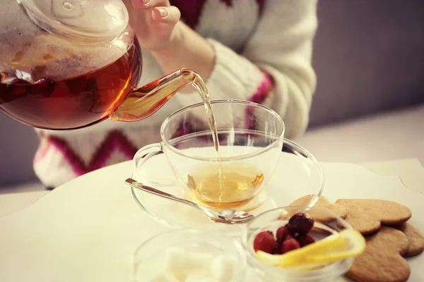 Žena nalévání čaje — Stock fotografie