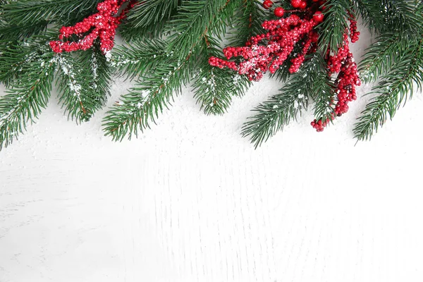 Ramoscelli di abete nevoso e bacche rosse — Foto Stock