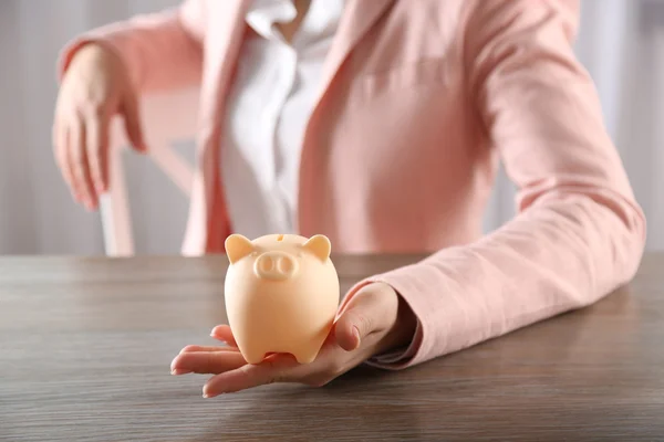 Mulher segurando Piggy Bank — Fotografia de Stock