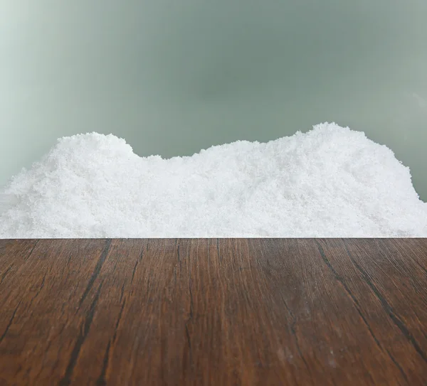 Hnědá Dřevěná deska se sněhem — Stock fotografie