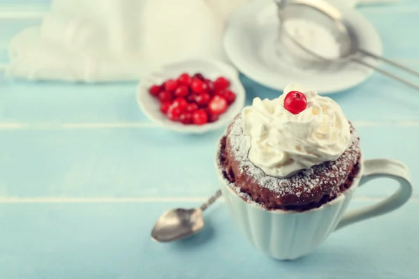 Mugg tårta med grädde och tranbär — Stockfoto