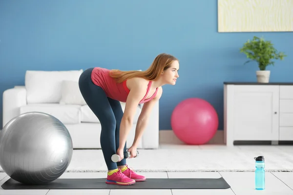 Desportista fazendo exercícios com halteres — Fotografia de Stock