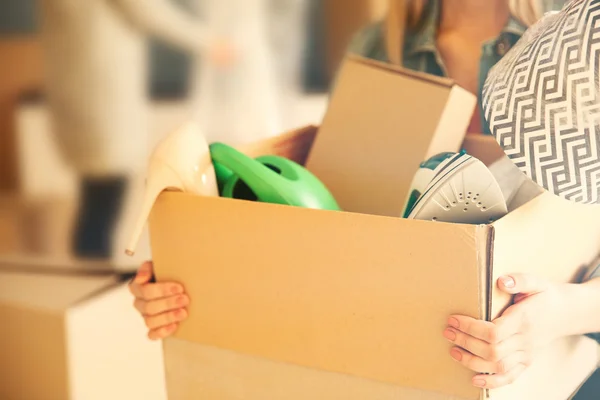 Mujer joven sosteniendo caja de cartón — Foto de Stock