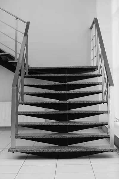 Moderne trappen in kantoor — Stockfoto