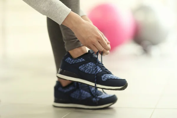 Woman tying shoelaces — Stock Photo, Image