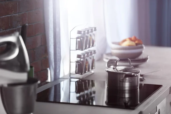 Keukengerei en specerijen in de keuken — Stockfoto