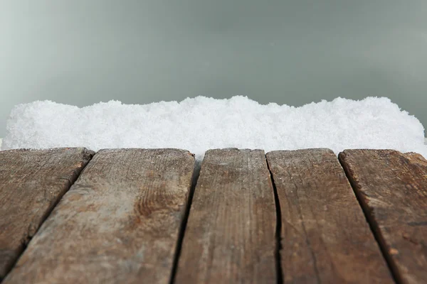 Oude houten planken met sneeuw — Stockfoto