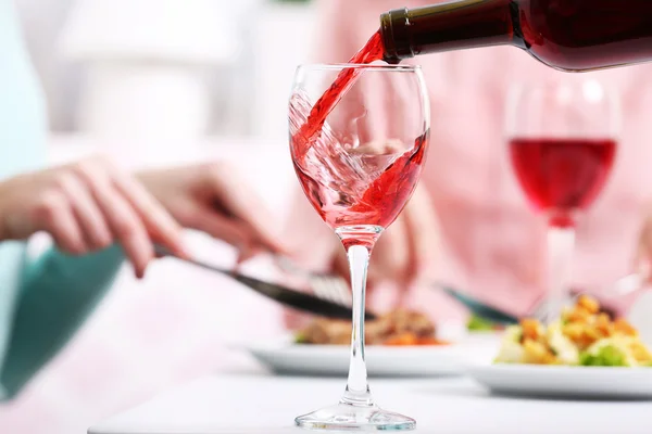 Middag med vin i restaurang — Stockfoto