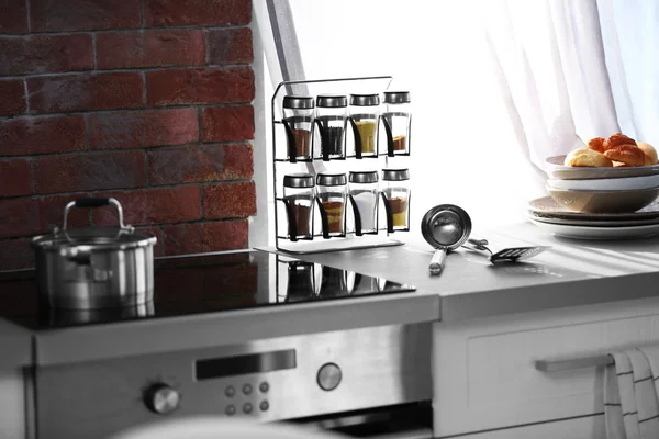 Mesa de cozinha moderna com fogão elétrico — Fotografia de Stock