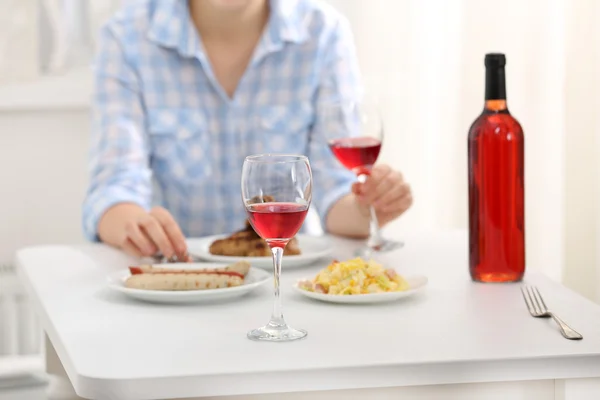 Cena con bicchiere di vino — Foto Stock