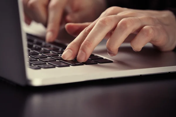 Händer med laptop — Stockfoto