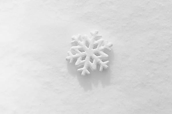 Schöne Schneeflocke auf natürlicher Schneewehe — Stockfoto