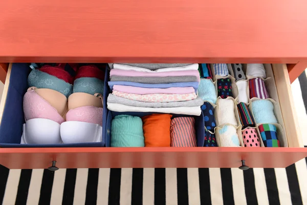 Gevouwen kleding in de commode — Stockfoto