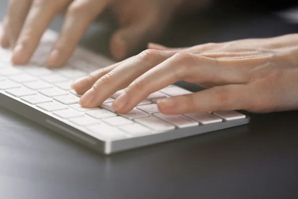 Mãos femininas usando teclado — Fotografia de Stock