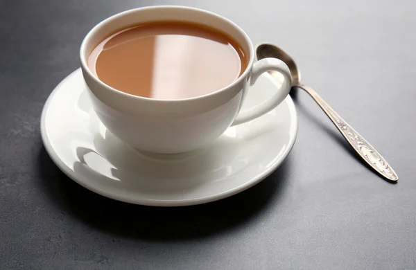 Порцелянова чашка чаю з молоком — стокове фото