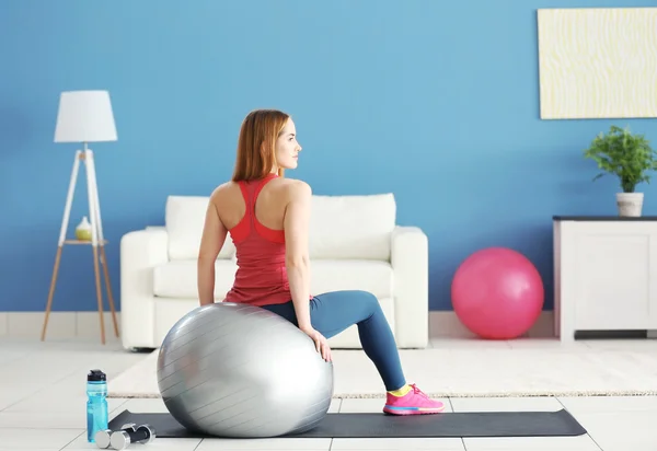 Esportista fazendo exercícios com bola — Fotografia de Stock