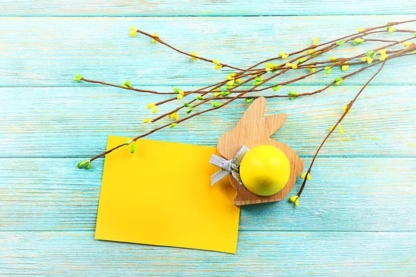 Huevo de Pascua amarillo con tarjeta de felicitación —  Fotos de Stock