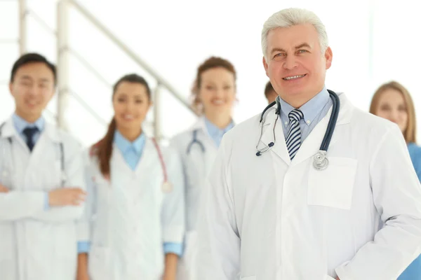 Equipe Médicos Sorridentes Dentro Casa — Fotografia de Stock