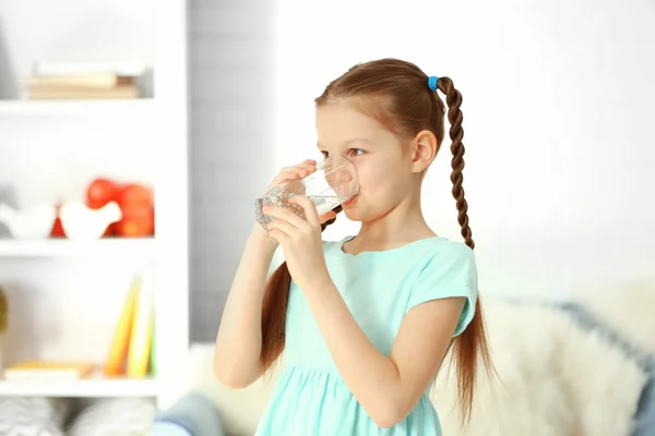 Chica beber agua —  Fotos de Stock