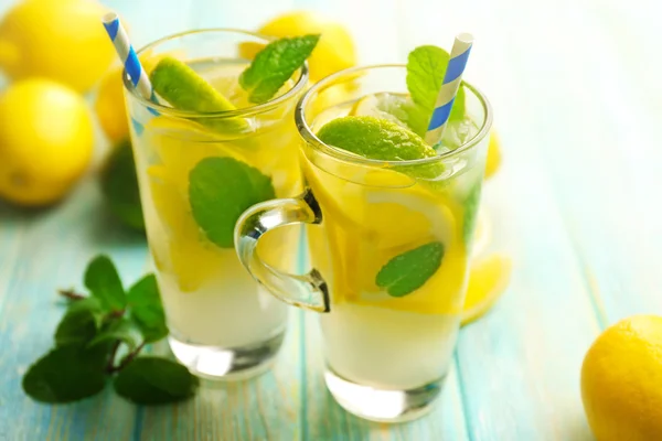 Composição de limonadas, limões e hortelã — Fotografia de Stock
