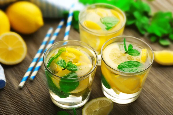 Kompozisyon limonata, limon ve nane — Stok fotoğraf