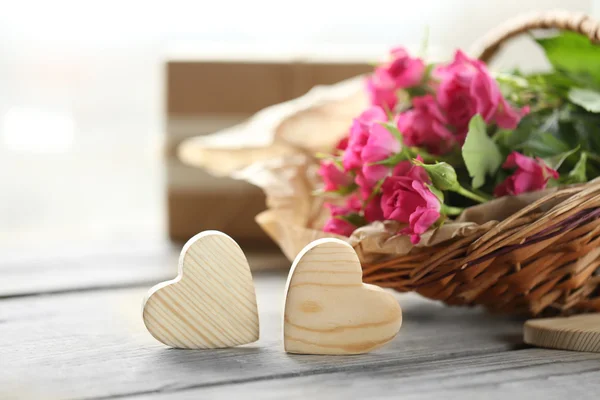 Pink roses in a wicker basket — Stock Photo, Image