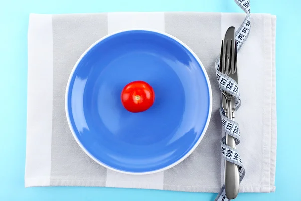 Placa con tomate cherry en la mesa —  Fotos de Stock
