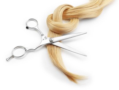 Sarışın saç teli ile berber makası 