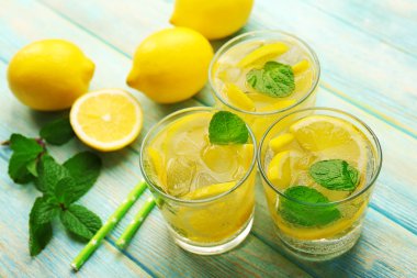 Kompozisyon limonata, limon ve nane