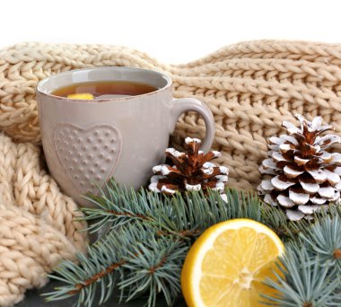 Bir bardak sıcak içecek. 