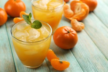 Buz, nane ve mandalina ile taze kokteyller