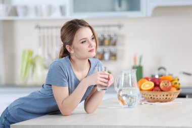 Su içen genç bir kadın