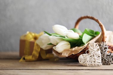 Hasır sepet içinde beyaz laleler