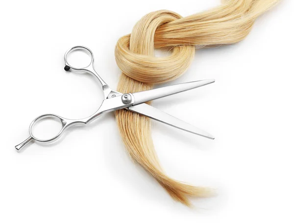 Tesoura de cabeleireiro com fio de cabelo loiro — Fotografia de Stock