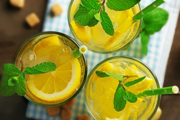 Limonadas con limón y menta — Foto de Stock