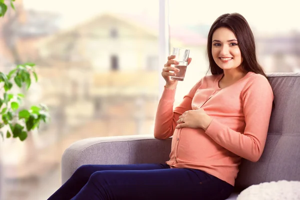 Bir bardak suyu olan hamile bir kadın. — Stok fotoğraf
