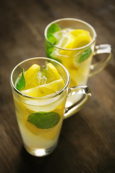 Due limonate con limoni e menta — Foto Stock