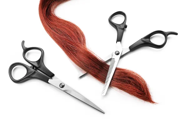 Friseurschere mit rotem Haarsträhnen — Stockfoto