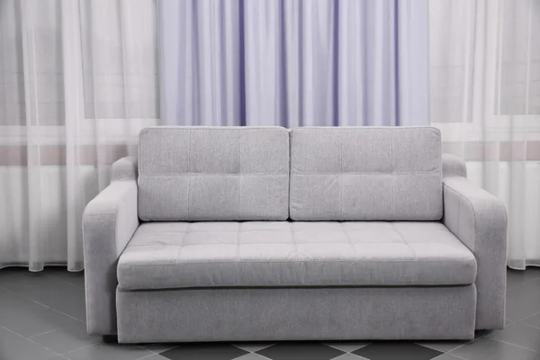 Graues Sofa im Zimmer — Stockfoto