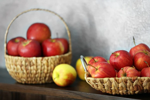 Bandeja de vime com maçãs maduras — Fotografia de Stock