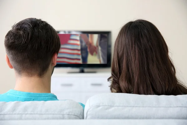 Jovem casal assistindo TV — Fotografia de Stock