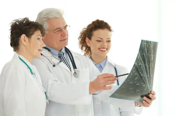 Läkare Tittar Röntgen Inomhus — Stockfoto