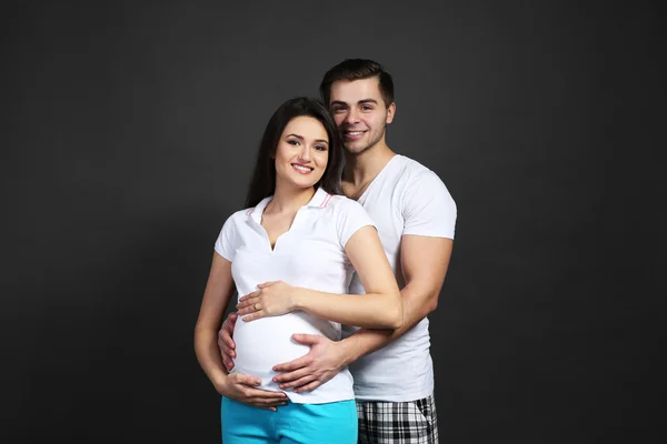 Zwangere vrouw met echtgenoot — Stockfoto