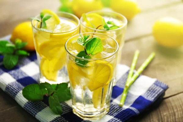 Gruppo di limonate con limoni e menta — Foto Stock