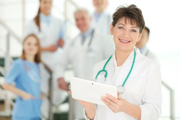 Retrato Del Médico Frente Colegas Interior — Foto de Stock